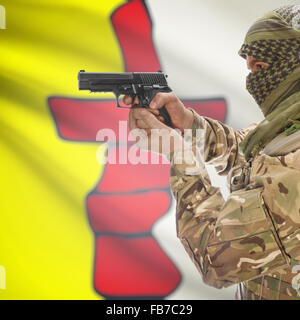 Mann mit Gewehr in der Hand und kanadischen Provinz Flagge auf Hintergrund-Serie - Nunavut Stockfoto