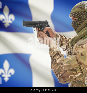Mann mit Gewehr in der Hand und kanadischen Provinz Flagge auf Hintergrund-Serie - Quebec Stockfoto
