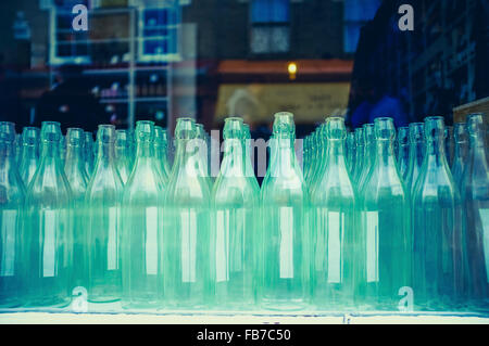 Flaschen in Fabrik angeordnet Stockfoto