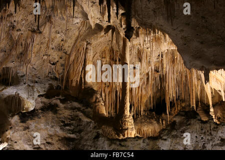 Nahaufnahme von Stalaktiten in der Höhle Stockfoto