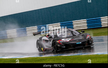 #12 - Salih Yoluc / Euan Hankey Von Ryan Racing Mclaren 650 s Rennen im Regen in Donington Park während der britischen GT UK Stockfoto