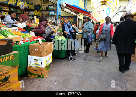 Obst und Gemüse Anzeige vor der Gemüsehändler in Brixton South London Stockfoto