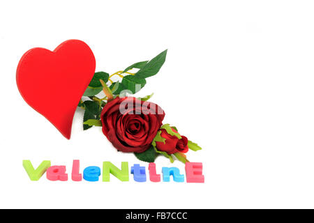 Valentinstag rote rose, rote funky Herz und bunten Buchstaben Valentine isoliert auf weißem Hintergrund Stockfoto