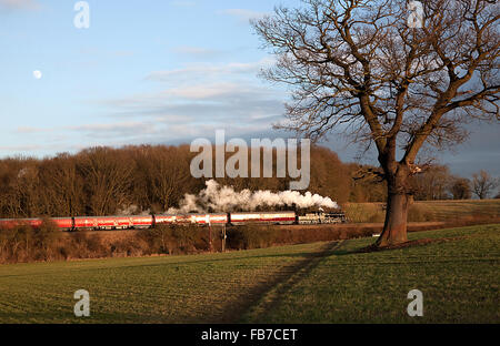 BR "2MT" 2-6-0 No.46521 übergibt Kinchley Lane mit TPO während der Great Central Railway Winter Dampf Gala - 1. Februar 20 Stockfoto