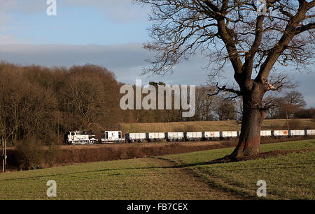 BR "3F" 0-6-0 t Nr. 47406 übergibt Kinchley Lane mit einem mineralischen Zug auf die Great Central Railway - 1. Februar 2015 Stockfoto