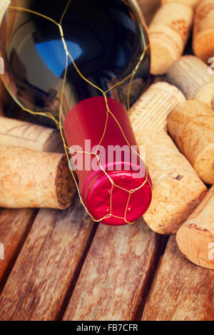 Flasche Rotwein und Korken Stockfoto