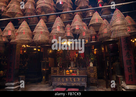 Räucherkerzen und Altar an den Man Mo Tempel in Tai Po, Hong Kong, China. Stockfoto