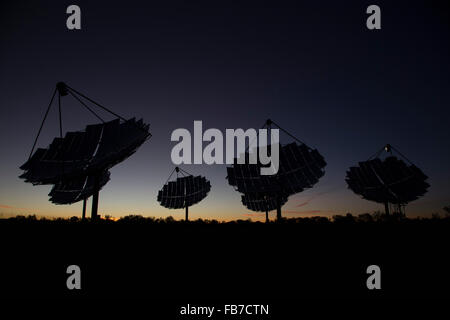 Solar Gerichte im Kraftwerk gegen Himmel bei Nacht Stockfoto