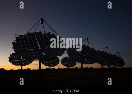 Solar Gerichte im Kraftwerk gegen Himmel bei Sonnenuntergang Stockfoto