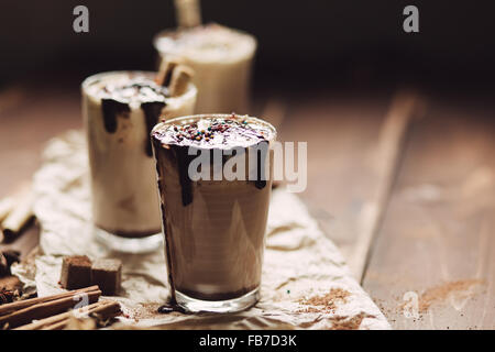 Schokoladeneis mit Wafer rollt in Glas auf Holztisch Stockfoto