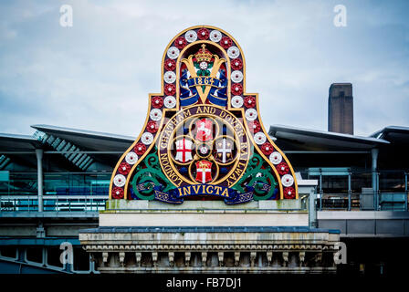 London, Chatham & Dover Railway-Emblem auf der südlichen Widerlager der 1864 Blackfriars bridge über die Themse, London, UK Stockfoto