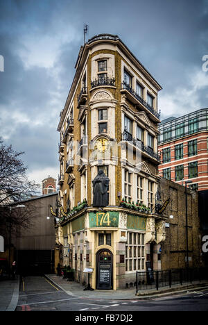 Der schwarze Mönch, London, UK. Traditionelles Pub mit Henry Pooles Jugendstils Reliefs reflektieren das Kloster, die einst stand. Stockfoto