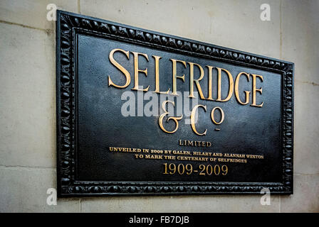 Selfridge & Co Zeichen außerhalb Kaufhaus Selfridges, Oxford Street, London, UK. Stockfoto