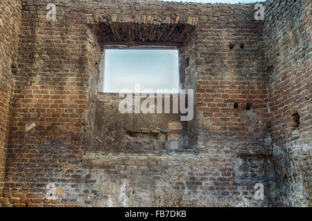 Fenster in alten, gemauerten Wand Stockfoto