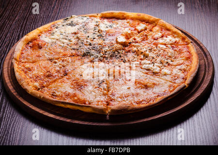 Pizza - vier Käsesorten Stockfoto