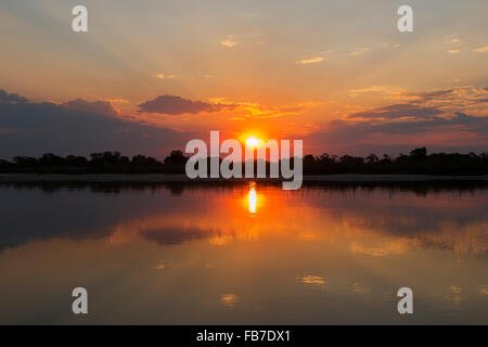 Sonnenuntergang über den Okavango-Fluss, Caprivi, Namibia Stockfoto