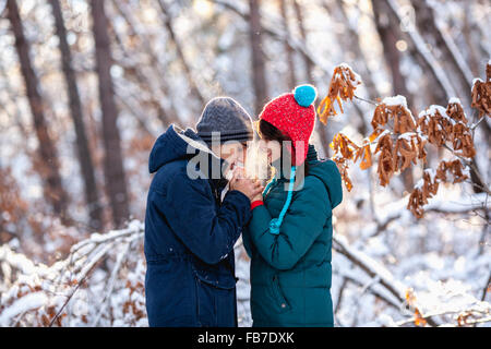 Seitenansicht des romantischen junge Paar Hand in Hand im winter Stockfoto