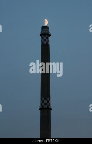 Niedrigen Winkel Blick auf Schornstein und Halbmond gegen blauen Himmel in der Abenddämmerung Stockfoto