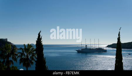 Kreuzfahrtschiff vor Anker in der Adria in der Nähe von Hafen von Dubrovnik, Kroatien. Segelschiff. Stockfoto