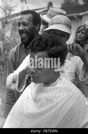 Bürgerrechtler, Politiker, Schauspieler und ehemaliger Vorsitzender der NAACP, Julian Bond und Folksänger Richie Havens im Hintergrund. Stockfoto