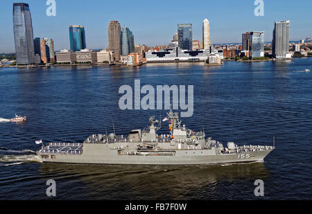 Royal Australian Navy Schiff HMAS Ballarat Kreuzfahrten vorbei an New York City auf dem Weg zum Liegeplatz im Hudson River. Stockfoto