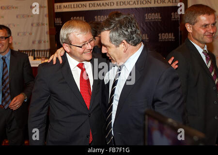 Australische Außenminister Kevin Rudd wird von ehemaligen britischen Premierminister Gordon Brown nach einer UN-Podiumsdiskussion begrüßt. Stockfoto