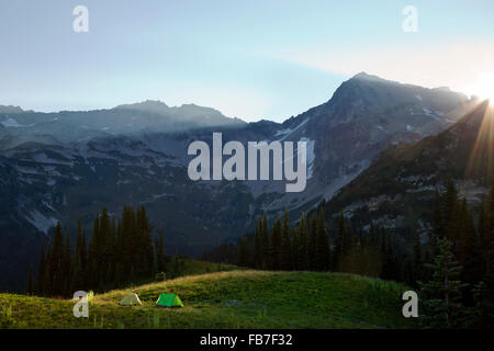 WASHINGTON - Sonnenaufgang über Helm Butte und schlagen die Zelte auf Gipfel der Blume Butte in der Glacier Peak Wilderness lagerten. Stockfoto