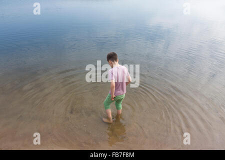 Erhöhte Ansicht der Junge stand im See Stockfoto