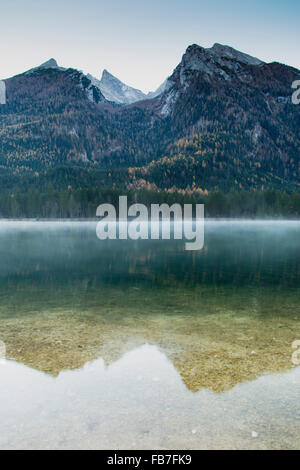 Idyllischer Blick auf See Hintersee und Berge Stockfoto