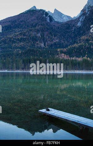 Panoramablick auf See Hintersee und Berg Stockfoto