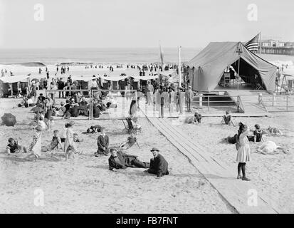 Strand-Szene mit erste-Hilfe-Zelt, Atlantic City, New Jersey, USA, um 1910 Stockfoto