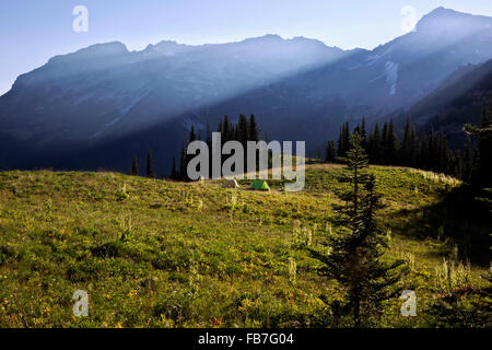 WASHINGTON - Sonnenaufgang über Helm Butte und schlagen die Zelte auf Gipfel der Blume Butte in der Glacier Peak Wilderness lagerten. Stockfoto