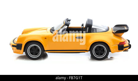 Alte Waage Modell Porsche 911Targa Turbo auf weißem Hintergrund Stockfoto