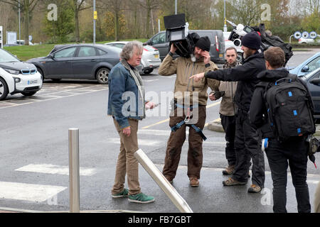 James May Filmen bei Reading Service-Station, England, am 24. November 2015, für seine neue Amazon Prime-Show. Stockfoto