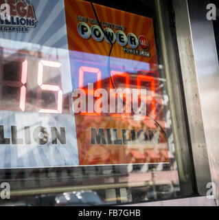 New York, USA. 11. Januar 2016. Nach Erreichen einer geschätzten $ 1,4 Milliarden bisher Laut Powerball Beamten, können nicht die dreistellige Lotterie Zeichen die Ungeheuerlichkeit des Preises, gesehen auf Montag, 11. Januar 2016 zeigen. Der Jackpot hat mehr als 18 Mal gerollt, ohne Sieger mit der nächsten Ziehung Mittwoch. Bildnachweis: Richard Levine/Alamy Live-Nachrichten Stockfoto