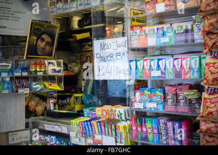 New York, USA. 11. Januar 2016. Ein Lotterie-Verkäufer hängt seine handschriftlichen aktualisierte $ 1,4 Milliarden Powerball Zeichen Montag, 11. Januar 2016. Der Jackpot hat mehr als 18 Mal gerollt, ohne Sieger mit der nächsten Ziehung Mittwoch. Bildnachweis: Richard Levine/Alamy Live-Nachrichten Stockfoto