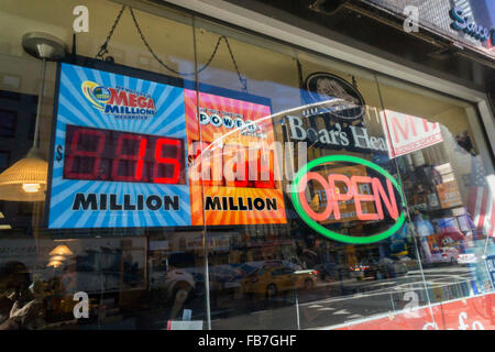 New York, USA. 11. Januar 2016. Nach Erreichen einer geschätzten $ 1,4 Milliarden bisher Laut Powerball Beamten, können nicht die dreistellige Lotterie Zeichen die Ungeheuerlichkeit des Preises, gesehen auf Montag, 11. Januar 2016 zeigen. Der Jackpot hat mehr als 18 Mal gerollt, ohne Sieger mit der nächsten Ziehung Mittwoch. Bildnachweis: Richard Levine/Alamy Live-Nachrichten Stockfoto