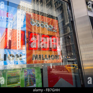 New York, USA. 11. Januar 2016. Nach Erreichen einer geschätzten $ 1,4 Milliarden bisher Laut Powerball Beamten, können nicht die dreistellige Lotterie Zeichen die Ungeheuerlichkeit des Preises, gesehen auf Montag, 11. Januar 2016 zeigen. Der Jackpot hat mehr als 18 Mal gerollt, ohne Sieger mit der nächsten Ziehung Mittwoch. Bildnachweis: Richard Levine/Alamy Live-Nachrichten Stockfoto