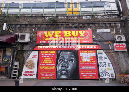 Wandgemälde von Furia139 auf wir kaufen Pfandhaus in Bahn Bögen in Station Road Brixton South London Stockfoto