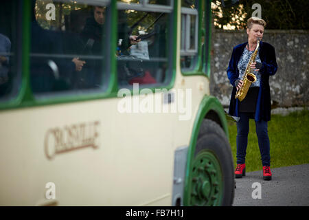 BBC Music Day "für die Liebe zur Musik" Hadrian's Wall of Sound 2015 bei Bowness auf Solway Sümpfe Strand Sarah Drummond Saxophonis Stockfoto