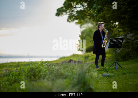 BBC Music Day "für die Liebe zur Musik" Hadrian's Wall of Sound 2015 bei Bowness auf Solway Sümpfe Strand Sarah Drummond Saxophonis Stockfoto