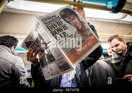 London, Großbritannien. 11. Januar, 2016. Titelseite der London Evening Standard-Zeitung auf der U-Bahn gesehen, bei der Bekanntgabe der Tod des legendären Britischen Sänger David Bowie (1947-2016) Credit: Guy Corbishley/Alamy leben Nachrichten Stockfoto