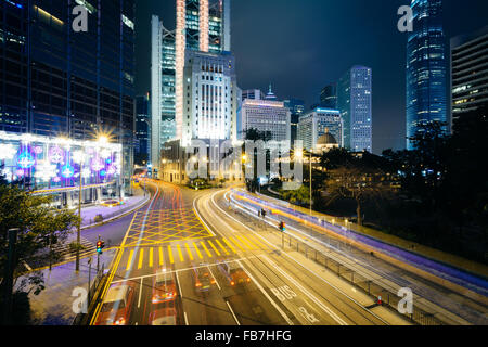 Langzeitbelichtung einer Kreuzung und modernen Wolkenkratzern in der Nacht, am Central, Hong Kong, Hong Kong. Stockfoto
