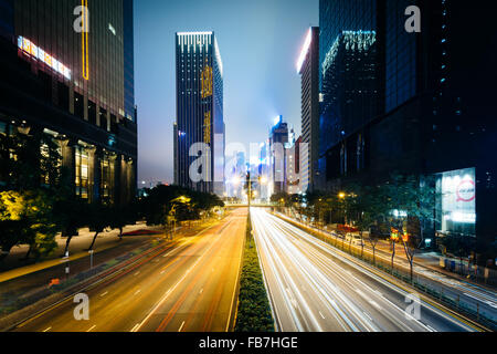 Gloucester Road und modernen Wolkenkratzern in der Nacht, in Wan Chai, Hong Kong, Hong Kong. Stockfoto