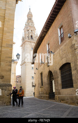 16.10.15 Pilger auf dem Camino de Santiago durch Santo Domingo De La Calzada, La Rioja, Spanien. Foto: James Sturcke Stockfoto