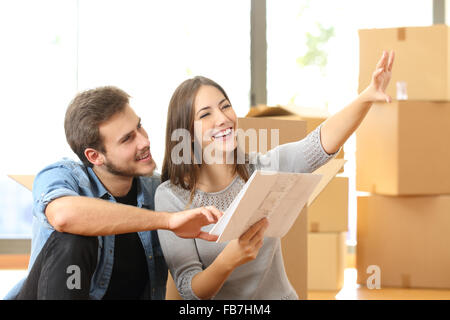 Brautpaar Dekoration Planung, beim Hause verschieben auf dem Boden sitzend Stockfoto