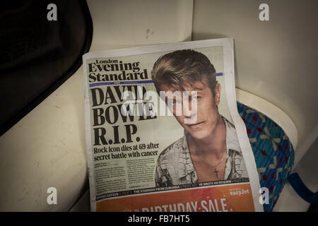 London, Großbritannien. 11. Januar, 2016. Titelseite der London Evening Standard-Zeitung auf der U-Bahn gesehen, bei der Bekanntgabe der Tod des legendären Britischen Sänger David Bowie (1947-2016) Credit: Guy Corbishley/Alamy leben Nachrichten Stockfoto