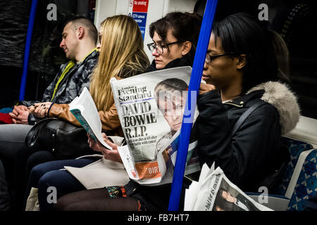London, Großbritannien. 11. Januar, 2016. Titelseite der London Evening Standard-Zeitung auf der U-Bahn gesehen, bei der Bekanntgabe der Tod des legendären Britischen Sänger David Bowie (1947-2016) Credit: Guy Corbishley/Alamy leben Nachrichten Stockfoto