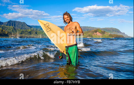 Surfer in Hanalei Bay auf Kauai Stockfoto