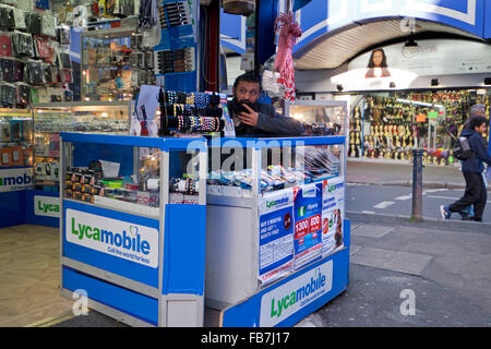 Stand mit Handy-Zubehör in Straßen von Brixton South London Stockfoto